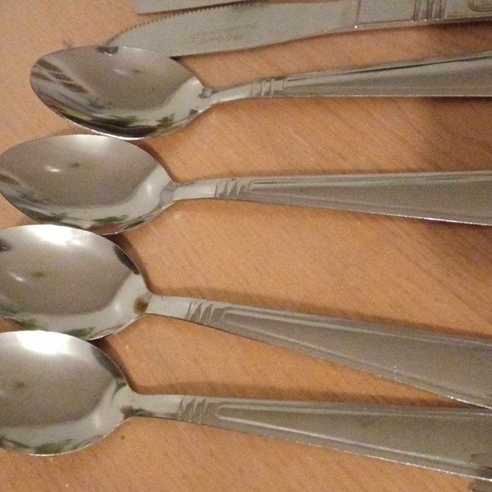 Gibson 14 pieces of flatware. Spoons, forks, butter knives. - Picture 3 of 7